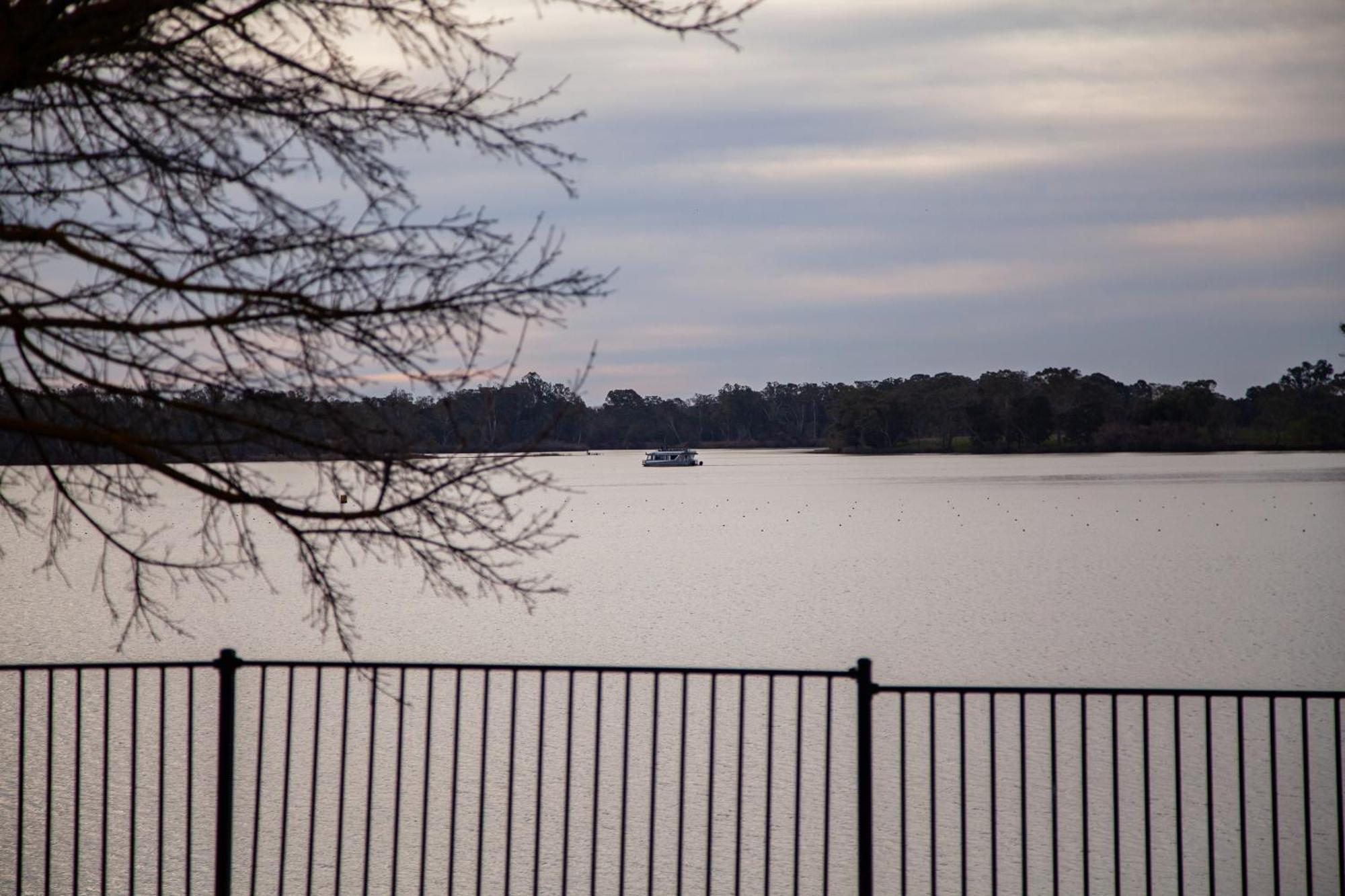 Nagambie Waterfront Motel Dış mekan fotoğraf